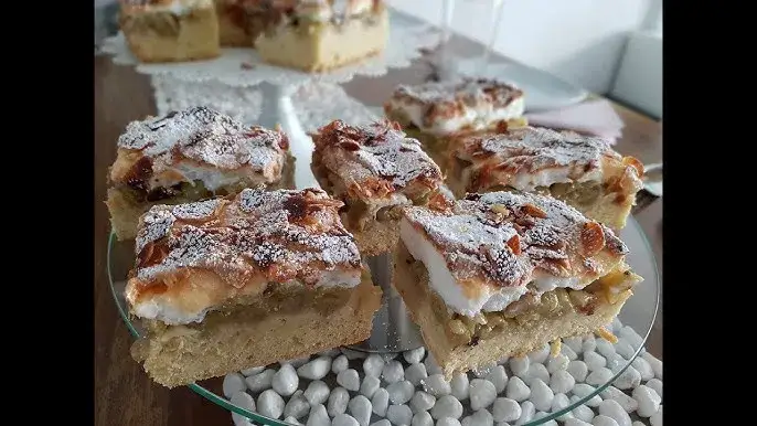 Ciasto z agrestem i bezą: Kwaskowata słodycz na talerzu. Orzeźwia!