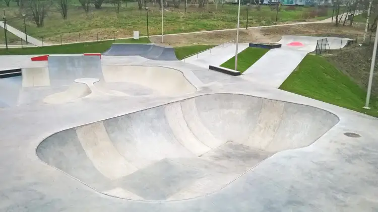 Skateparki w Polsce: Od zera do pro! Gdzie jeździć i jak zacząć?