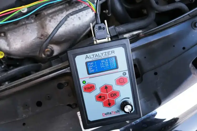 Tester alternatora "ALTALYZER" podłączony do silnika, pokazuje jak sprawdzić regulator napięcia alternatora.