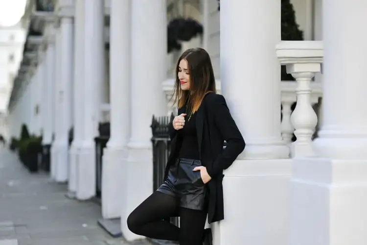 Jak nosić czarne skórzane spodenki? Modne stylizacje na każdą okazję