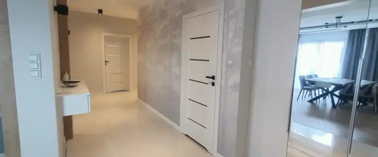 Białe drzwi: poznaj ich wady i zalety przed zakupem