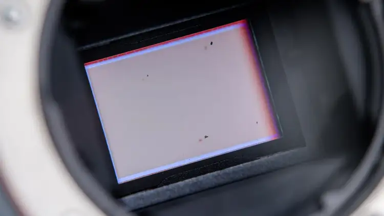 Zabrudzona matryca aparatu. Czy czyszczenie matrycy aparatu domowym sposobem jest bezpieczne? Widać kurz i drobne plamki.