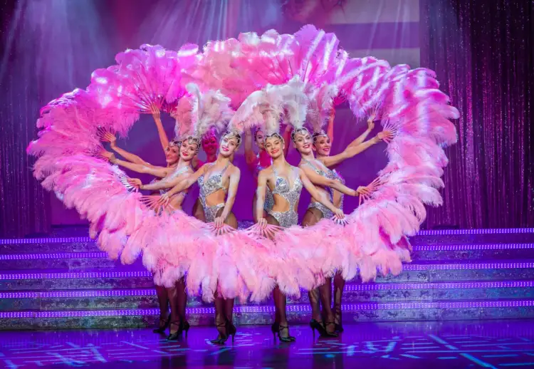Tancerki w różowych piórach na scenie. Zastanawiasz się, ile kosztuje bilet do Teatru Sabat?