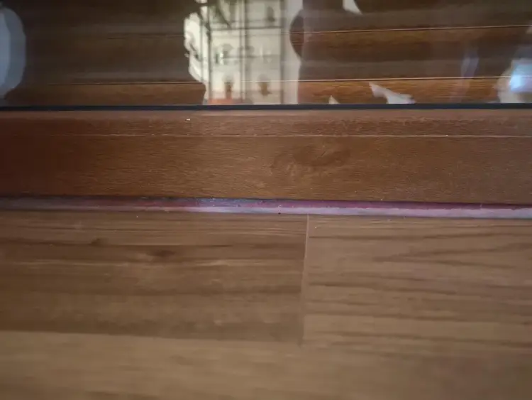 Jak wykończyć panele przy drzwiach balkonowych, aby uniknąć wilgoci?