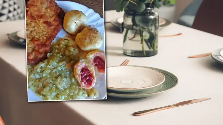 Pyszny obiad: panierowany kotlet, ziemniaki i kluski z owocami. Po prawej stronie stół nakryty do lunchu.