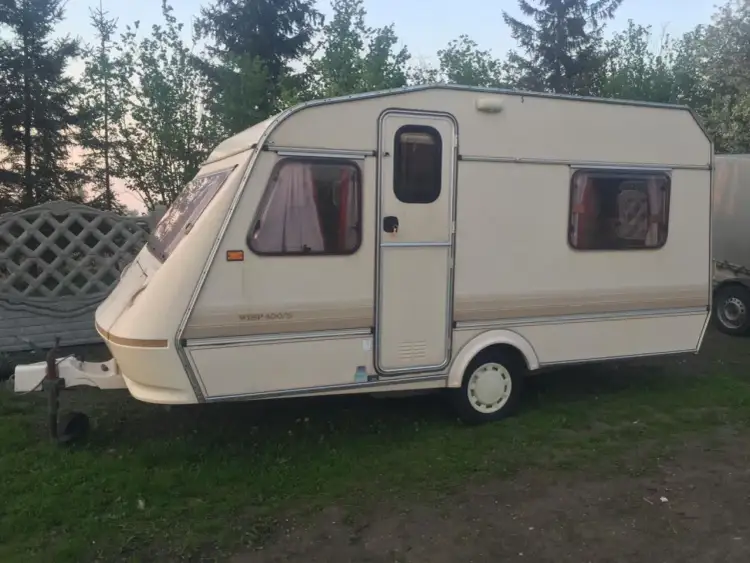 Najlepsze przyczepy kempingowe dla 4 osób - komfort i funkcjonalność