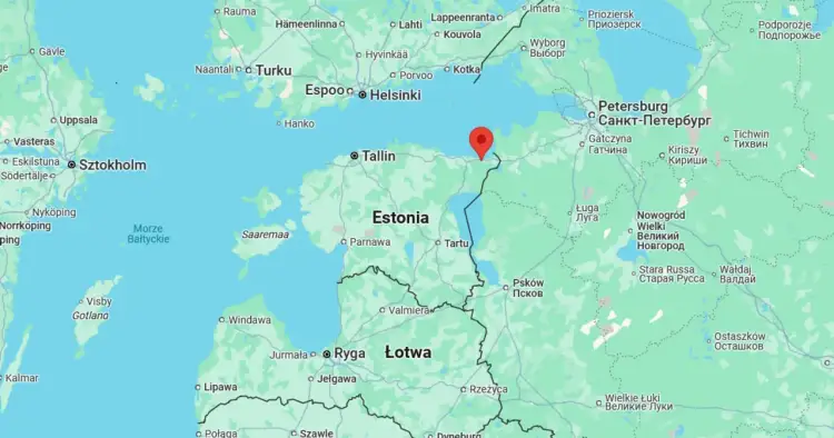 Mapa pokazuje Estonię otoczoną przez Morze Bałtyckie, co potwierdza, że Estonia ma dostęp do morza.