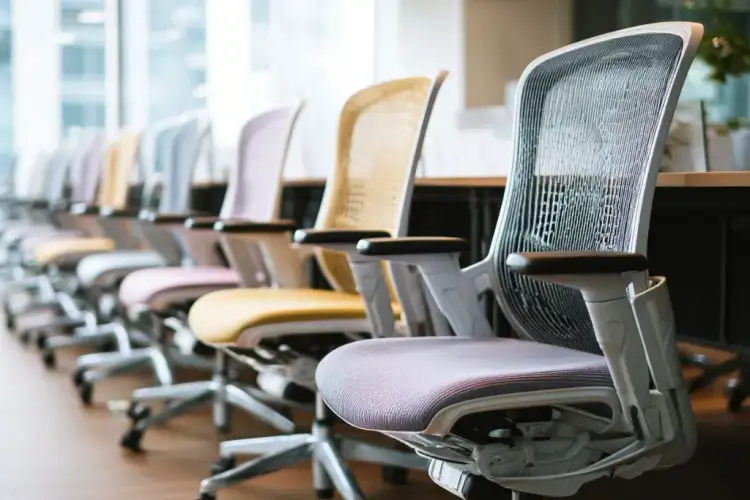 Jakie krzesło biurowe wybrać, aby uniknąć bólu pleców?