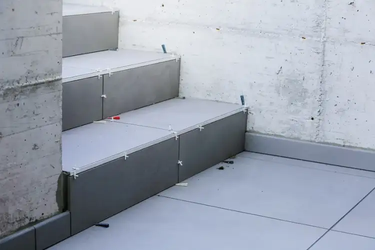 Cokół z płytek czy listwa - co wybrać, aby uniknąć kosztów?