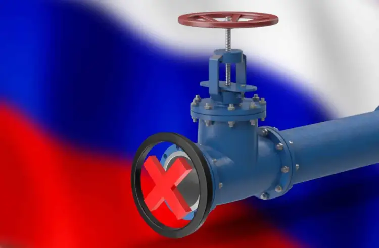 Zawór gazowy z czerwonym krzyżykiem symbolizuje problem z dostawami gazu. Jak zakręcić gaz w domu, gdy brakuje ogrzewania?