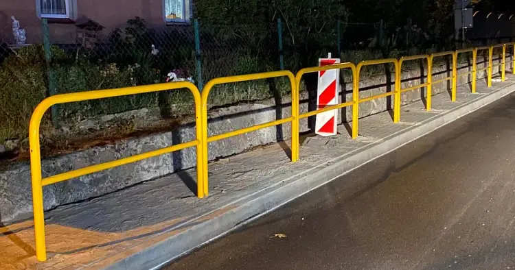 Chodnik jako atrapa rozwoju: krytyka inwestycji w infrastrukturę