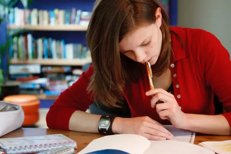 Jak napisać rozprawkę krok po kroku i uniknąć najczęstszych błędów