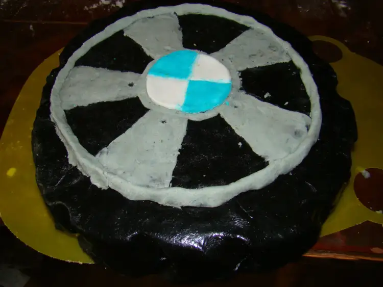 Jak zrobić tort opona - prosty przepis na efektowny deser