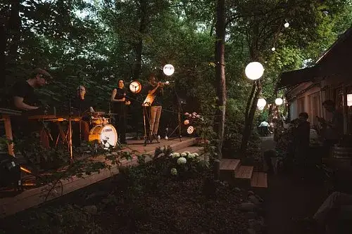 Lokalna atrakcja stolicy: odkryj wyjątkowy bar i restaurację w Warszawie