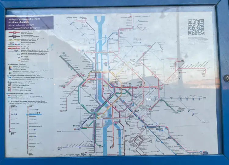 Mapa komunikacji miejskiej Budapeszt: linie metra, kolei podmiejskiej i tramwajów.