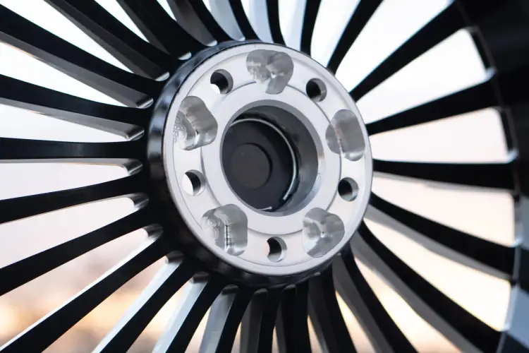 Szukasz informacji, jak sprawdzić czy felgi będą pasować? Zobacz ten nowoczesny, czarny felg z metalicznym środkiem.