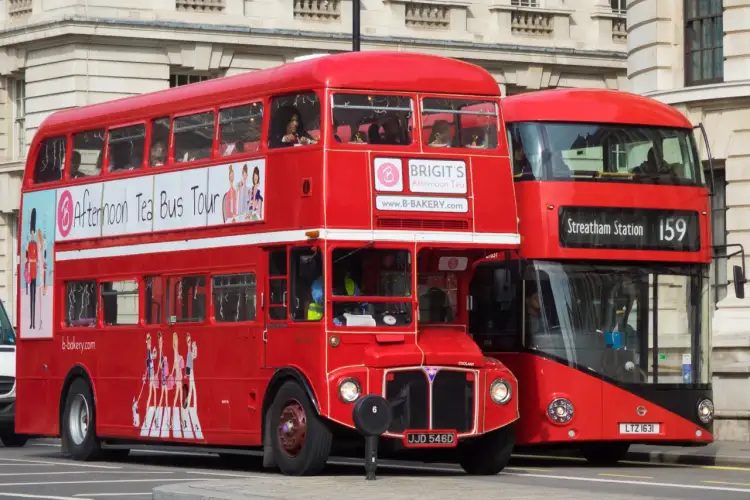 Ile miejsc ma autokar piętrowy? Od 70 do 91! Wybierz mądrze
