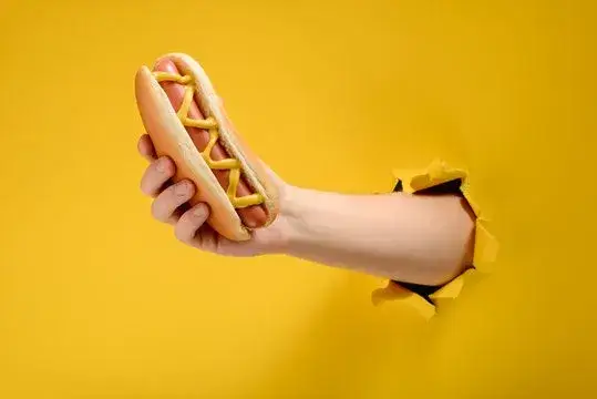 Ile kcal ma hot dog z Żabki? Sprawdź, co naprawdę jesz!