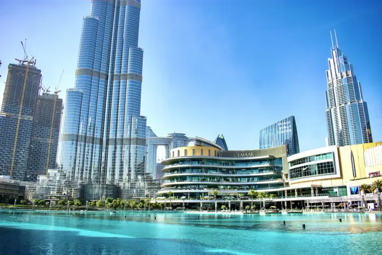 Dubaj ceny w sklepach: nowoczesne centrum handlowe z widokiem na Burdż Chalifę, idealne na zakupy i podziwianie panoramy.