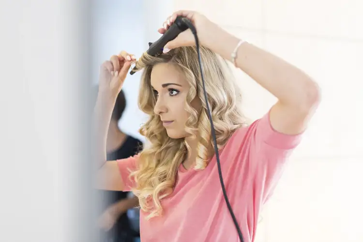 Makijaż czy fryzura co najpierw? Oto jak uniknąć zniszczenia efektu