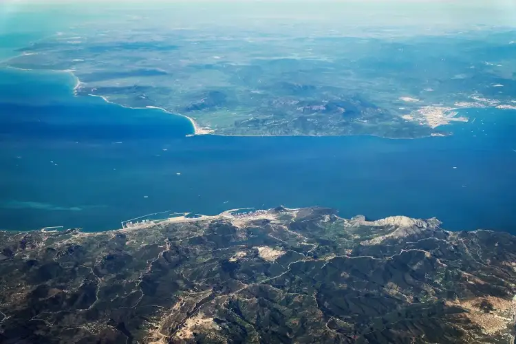 Widok z lotu ptaka na Cieśninę Gibraltarską. Widać, że Hiszpania leży nad oceanem, z wybrzeżem i górami.