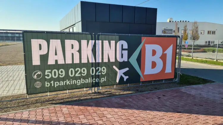 Jak odebrać kogoś z lotniska Balice bez stresu i zbędnych kosztów