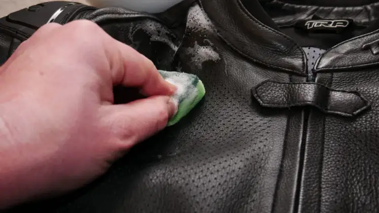 Jak prać kurtkę motocyklową? Tekstylna i skórzana bez błędów!