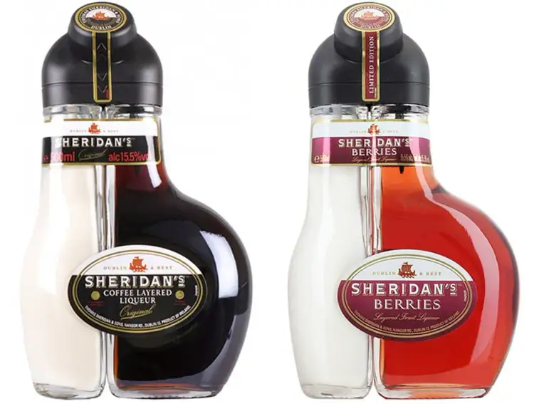 Dwie butelki Sheridans: Original (kawa i śmietanka) oraz Berries (owoce leśne i śmietanka). Dowiedz się, jak pić Sheridans.
