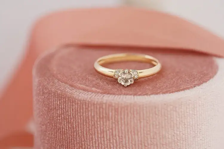 Najczęstszy rozmiar pierścionka zaręczynowego - uniknij błędów przy wyborze