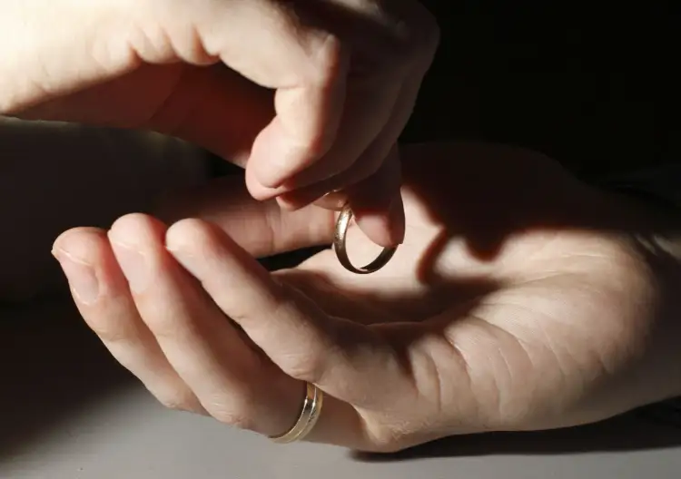 Na którym palcu rozwódka nosi obrączkę? Odkryj symbolikę wyboru