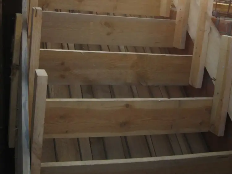 Drewniany szalunek schodów, gotowy do wylania betonu. Pokazuje, jak zrobić szalunek na schody półokrągłe.