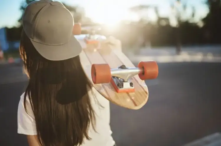 Jak zwęzić czapkę z daszkiem? Skuteczne metody DIY i porady