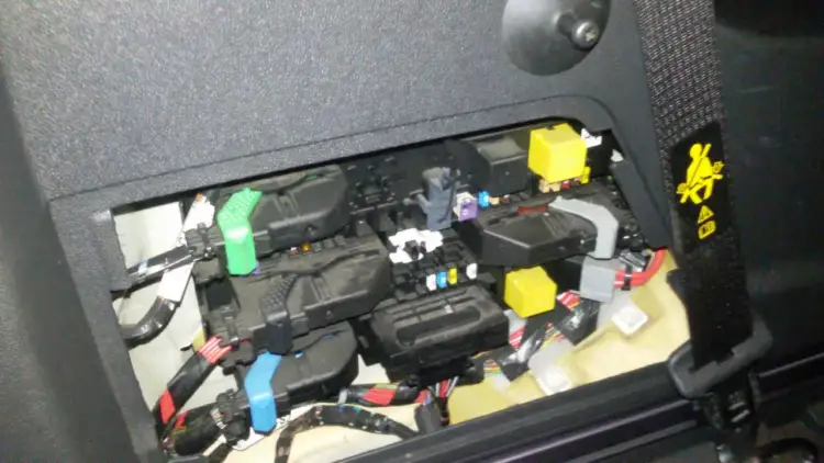 Opel Zafira B: Gdzie są bezpieczniki? Lokalizacja i wymiana krok po kroku