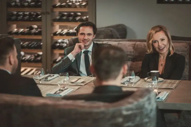 Jak się ubrać do restauracji na obiad, by uniknąć faux pas?