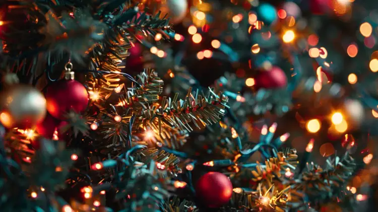 Choinka ze światełkami: Jak wybrać idealne światełka?