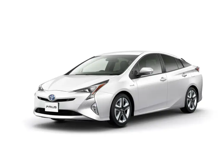 Biała Toyota Prius, symbol ekologicznej motoryzacji, produkowana jest w Japonii.