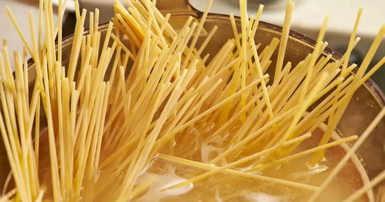 Czy makaron się soli? Odkryj, jak sól wpływa na smak i konsystencję