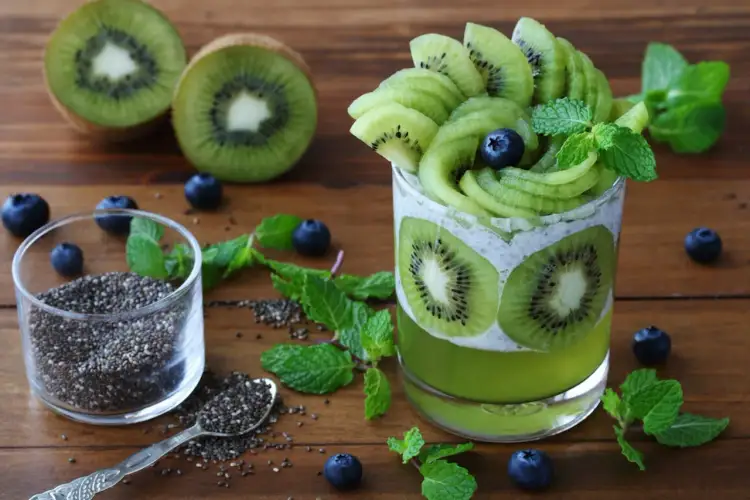 Pyszny deser z kiwi i nasion chia, z dodatkiem borówek. Czy kaki można zalać galaretką? Ten deser pokazuje, że kiwi świetnie komponuje się z innymi składnikami.