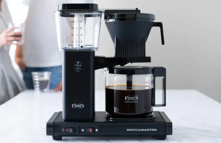 Czarny ekspres Moccamaster, idealny do biura. Ranking ekspresów do kawy do biura: wydajność i łatwość czyszczenia.