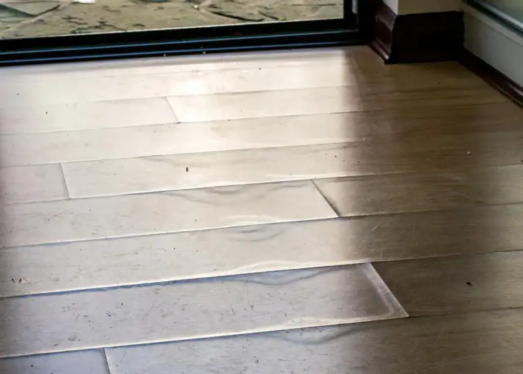 Co robić ze spuchniętymi panelami? Skuteczne metody naprawy i zapobiegania