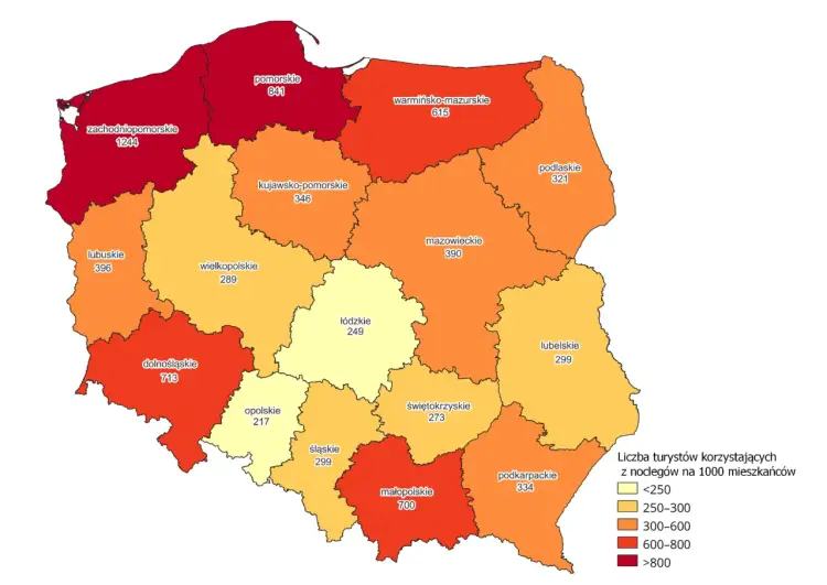 Mapa Polski z zaznaczonymi województwami i liczbą turystów. Ile państw graniczących z Polską ma dostęp do morza bałtyckiego? Dwa: Niemcy i Rosja.
