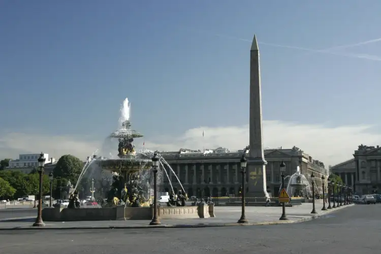 Fontanny i obelisk na placu Zgody w Paryżu.