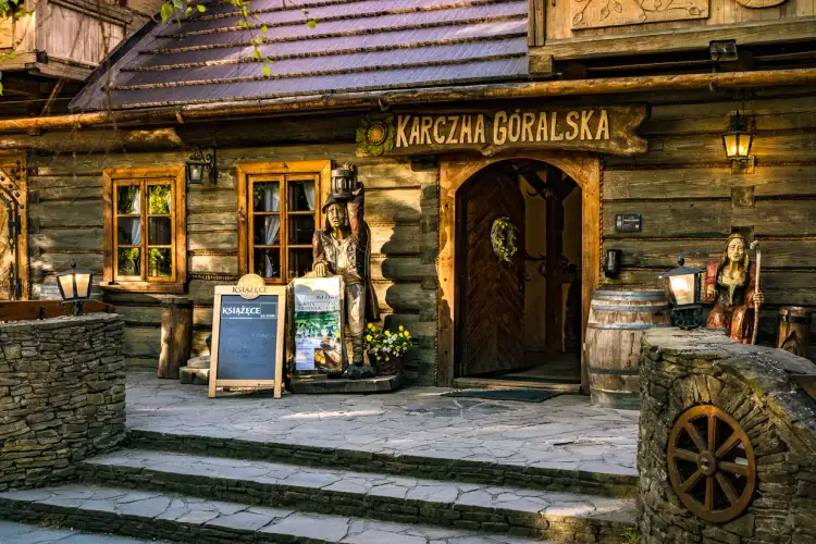 Drewniana karczma "Góralska" zaprasza na pyszne jedzenie. Idealne miejsce, gdzie dobrze zjeść w Ustroniu.