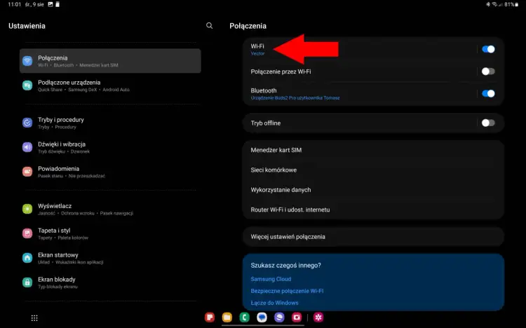Czerwona strzałka wskazuje na opcję "Wi-Fi" w menu ustawień telefonu.