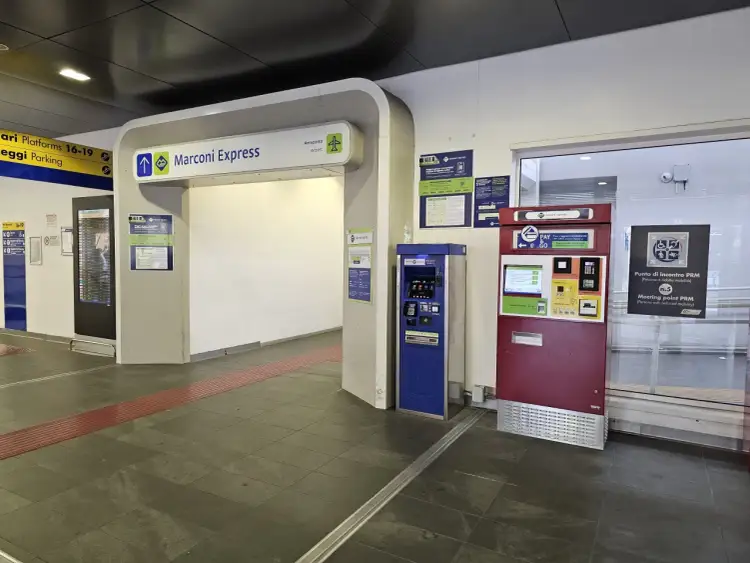 Bilety na Marconi Express, który dowiezie Cię z lotniska do centrum Bolonii, kupisz w automacie.