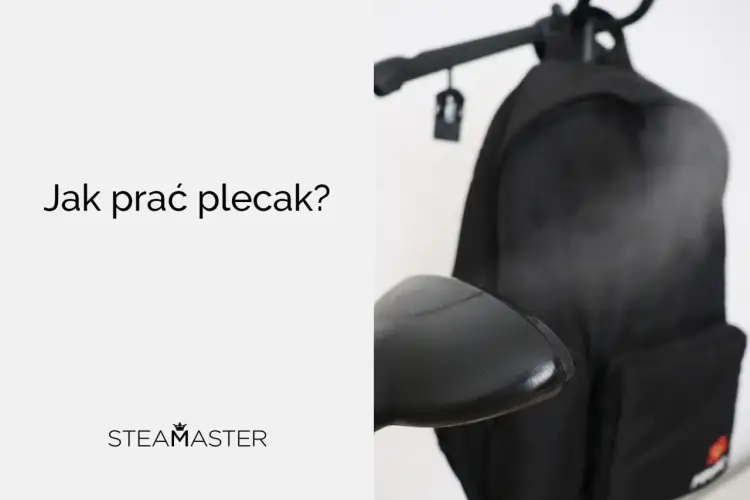 Czarny plecak wiszący na wieszaku, z tekstem "Jak prać plecak?".