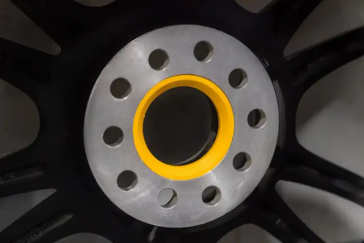 Felga z żółtym pierścieniem centrującym. Problem: za mały otwór centrujący felgi, nie pasuje do piasty.
