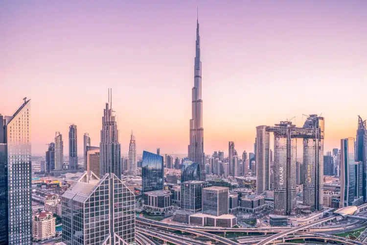 Panorama Dubaju o zachodzie słońca z Burdż Chalifą. Marzysz o zwiedzaniu? Sprawdź burdż chalifa bilety!