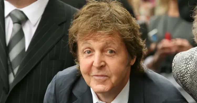 Paul McCartney, znany jako Sir Paul McCartney, w garniturze. Fani zastanawiają się, czy doktor Paul żyje, ale jego obecność na zdjęciu dowodzi, że ma się dobrze.