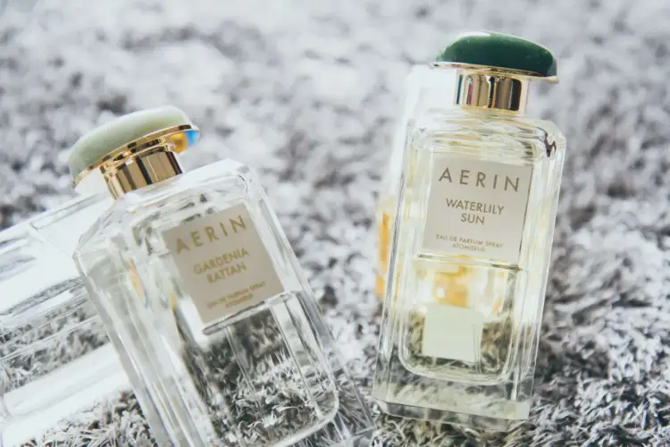 Dwa flakony perfum AERIN: Gardenia Rattan i Waterlily Sun. Czy perfum może być w bagażu podręcznym? Tak, jeśli jest w małej buteleczce.
